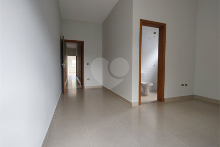 Casa térrea em Atibaia com 3 suítes, sala 2 ambientes, 2 vagas garagem, excelente localização, pronta para morar