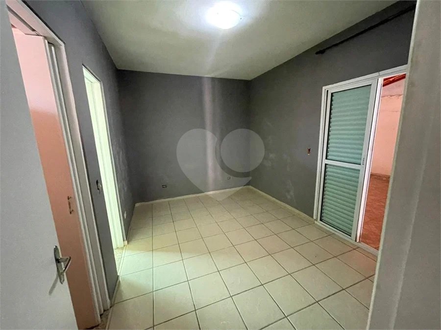 Sobrado com 4 dormitórios, 2 suítes, closet, varandas, escritório, jardim de inverno, espaço gourmet com churrasqueira e fogão a lenha e 3 vagas.
