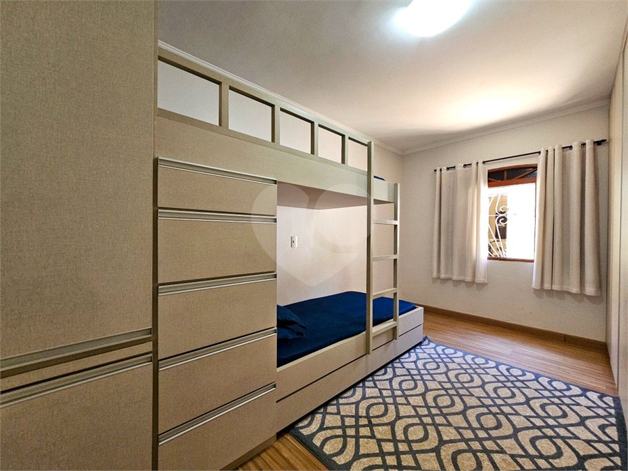 Casa térrea em Atibaia com 3 dormitórios (2 suítes), piscina, espaço gourmet, condomínio fechado