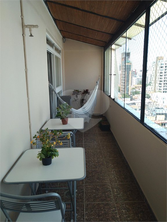 Apartamento duplex, espaçoso, ensolarado. Ideal para uma bela modernização.