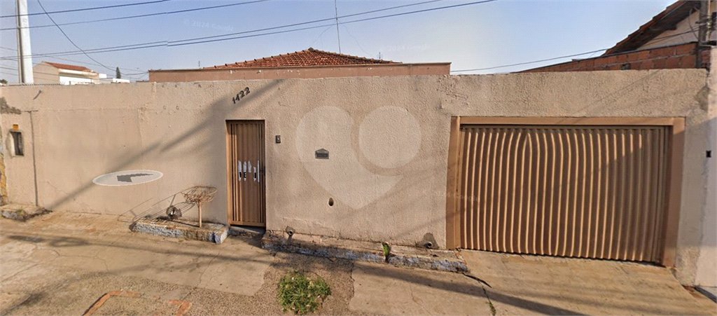 Casa térrea com piscina e 3 quartos.