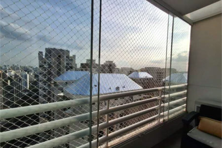 Apartamento totalmente decorado em Moema com 70 m2 , 2 quartos, 2 suítes e 2 vagas, ambientes com ar condicionado.
