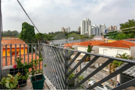 More a apenas 500 metros do Parque da Aclimação.