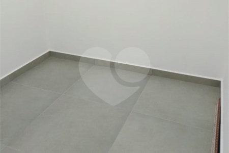 Casa térrea a venda no Jd Sabias! 2 dormitórios sendo 1 suíte com 1 vaga de garagem - Forro de drywall - Água fria e quente - Porcelanato 80x80 na casa toda - Esquadrias pretas - Marmoraria toda em pedra preto negresco - Portão automático -Jardim dos Sabiás tem rápido acesso para rodovia