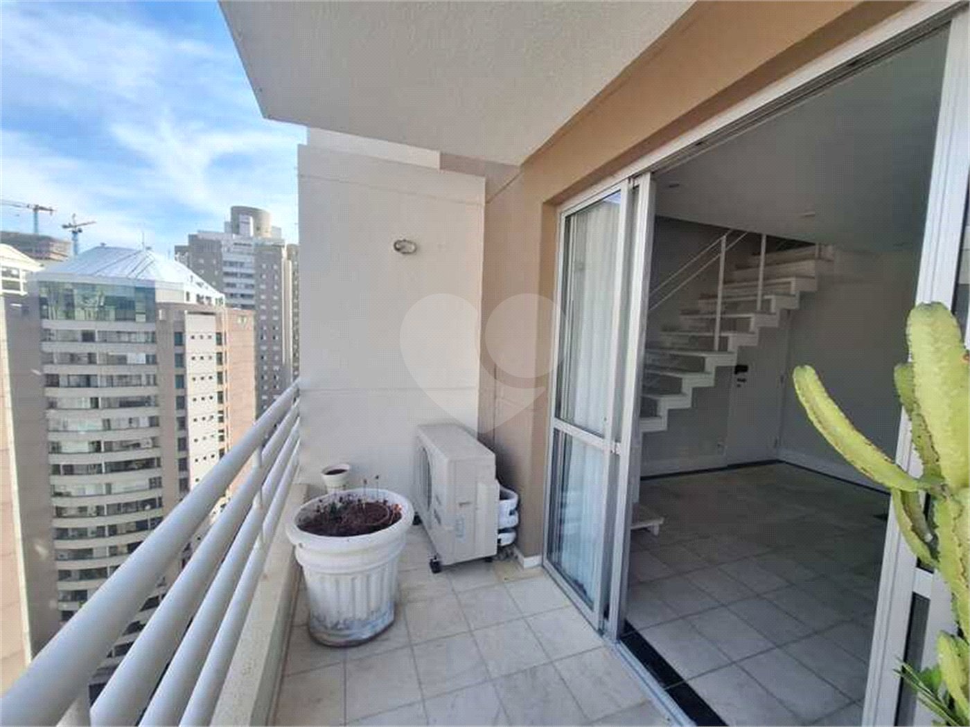 Apartamento para locação com 2 dormitórios, sendo 1 suíte com 02 vagas, totalmente climatizado nos 3 ambientes