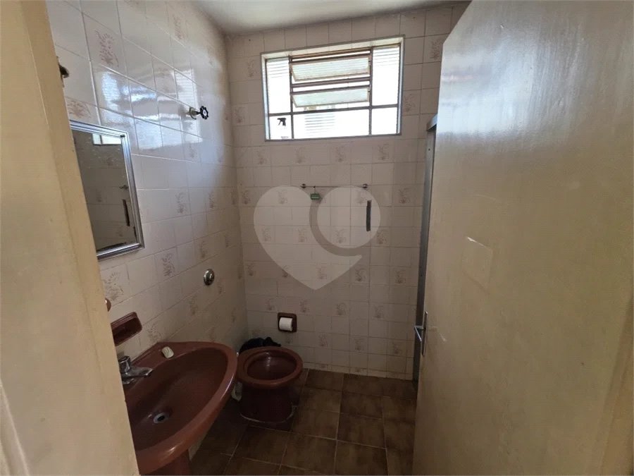 Casa térrea à venda com amplo quintal e grande potencial na Vila Nery