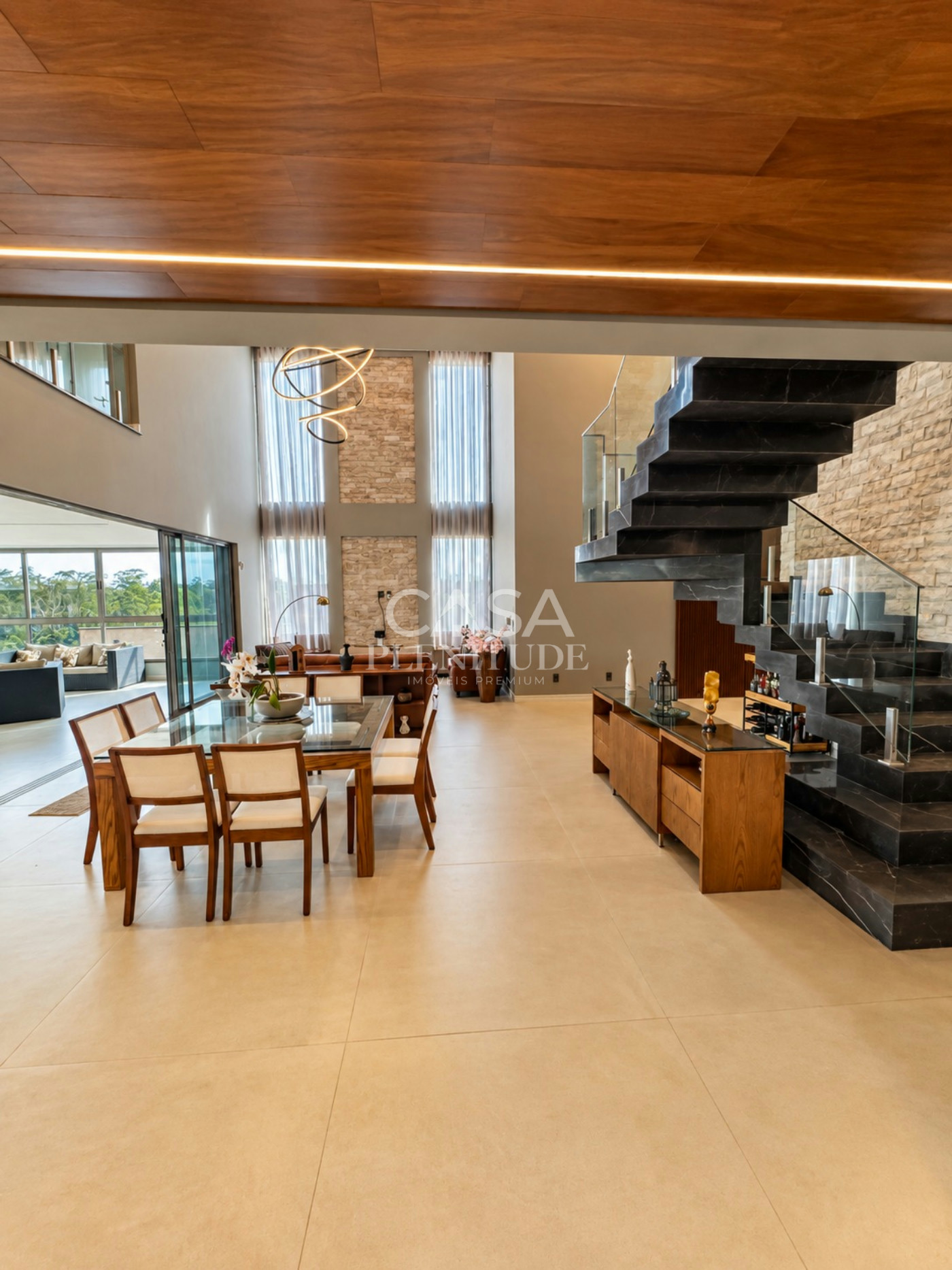 Casa nova no Saint Patrick com 926 m², 5 suítes, elevador e piscina aquecida, saúna em Sorocaba
