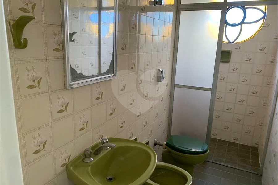 Casa espaçosa com 3 quartos, suíte, quintal e 2 vagas na Vila Santa Catarina