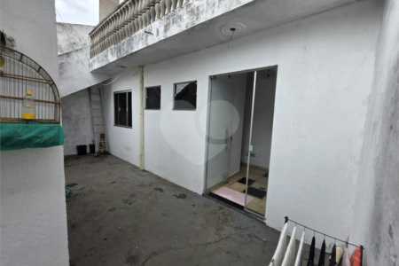 Casa térrea à venda no Douradinho com 2 quartos e edícula com mais dois quartos e 2 banheiros.