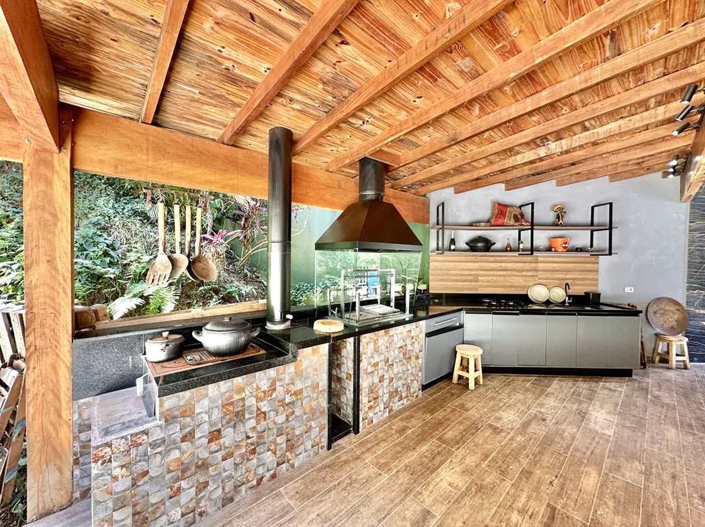 Magnífica Casa Contemporânea na Fazendinha - 4dorms | 3 Suites | Gourmet, piscina, lareira, hóspedes, escritório! Muito Verde e Tranquilidade em um dos melhores condominios da Região .