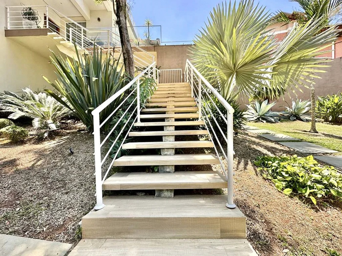 Magnífica Casa Contemporânea na Fazendinha - 4dorms | 3 Suites | Gourmet, piscina, lareira, hóspedes, escritório! Muito Verde e Tranquilidade em um dos melhores condominios da Região .