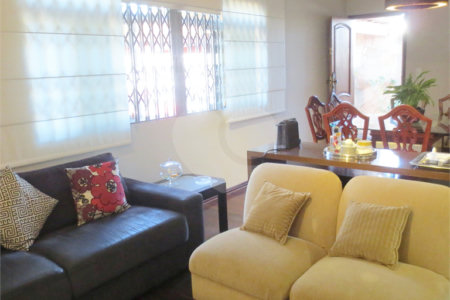 Casa térrea à venda na Saúde c/ 170m2 de construção - 3 Quartos/1 Suíte/4 Vagas na garagem