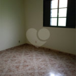 Casa térrea com 3 dormitórios.