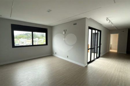 Sobrado de alto padrão no Swiss Park, totalmente reformado, com 4 suítes, piscina, elevador, espaço gourmet, 4 vagas e condomínio com lazer completo.