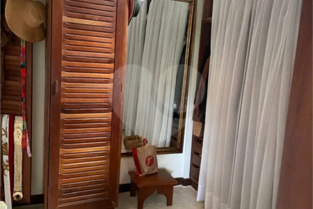 Casa à venda, 742 m², com piscina, 5 suítes, em Embu das Artes