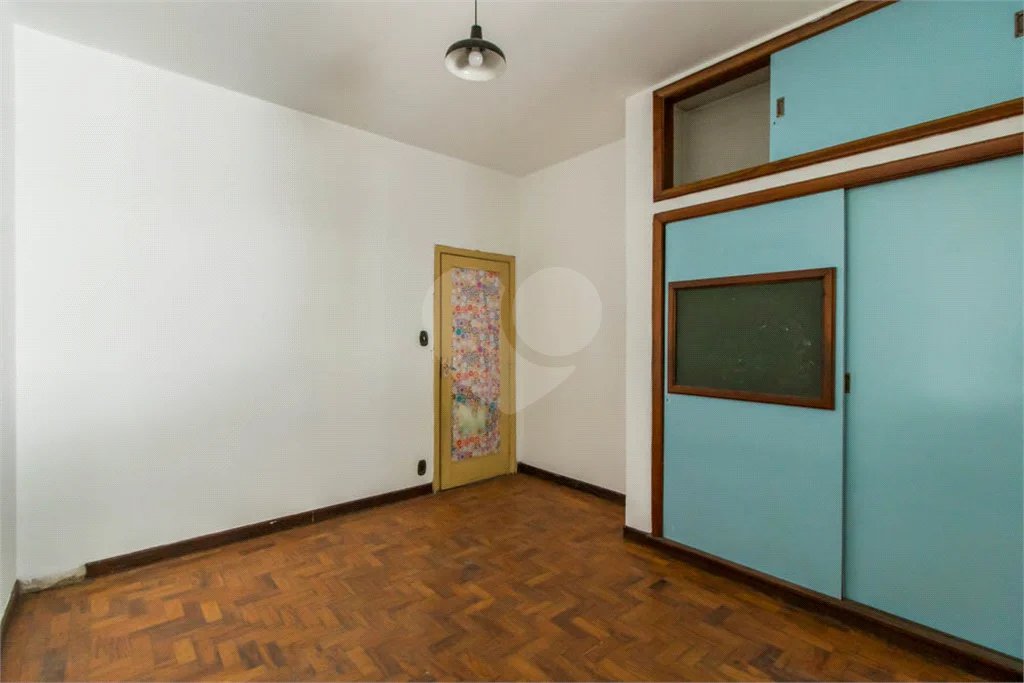 Casa à venda em Moema de 280m² com 4 dormitórios, sendo 1 suíte e 2 vagas de garagem.