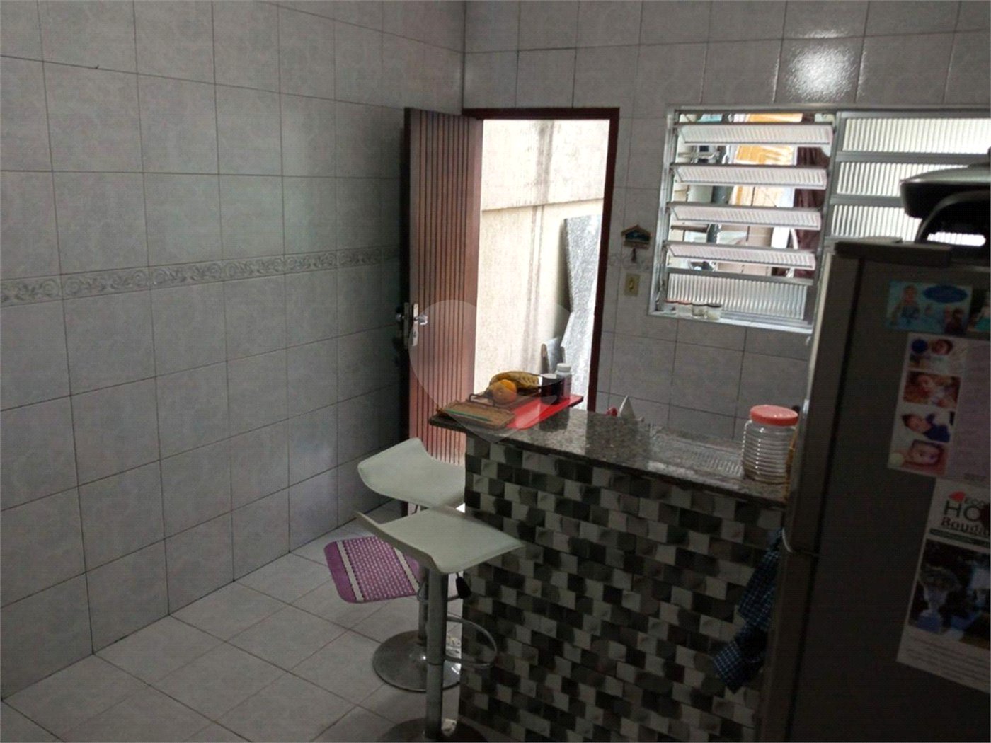 Ótimo sobrado, com amplo espaço interno (127m2), possuindo 03 dormitórios (01 suíte),