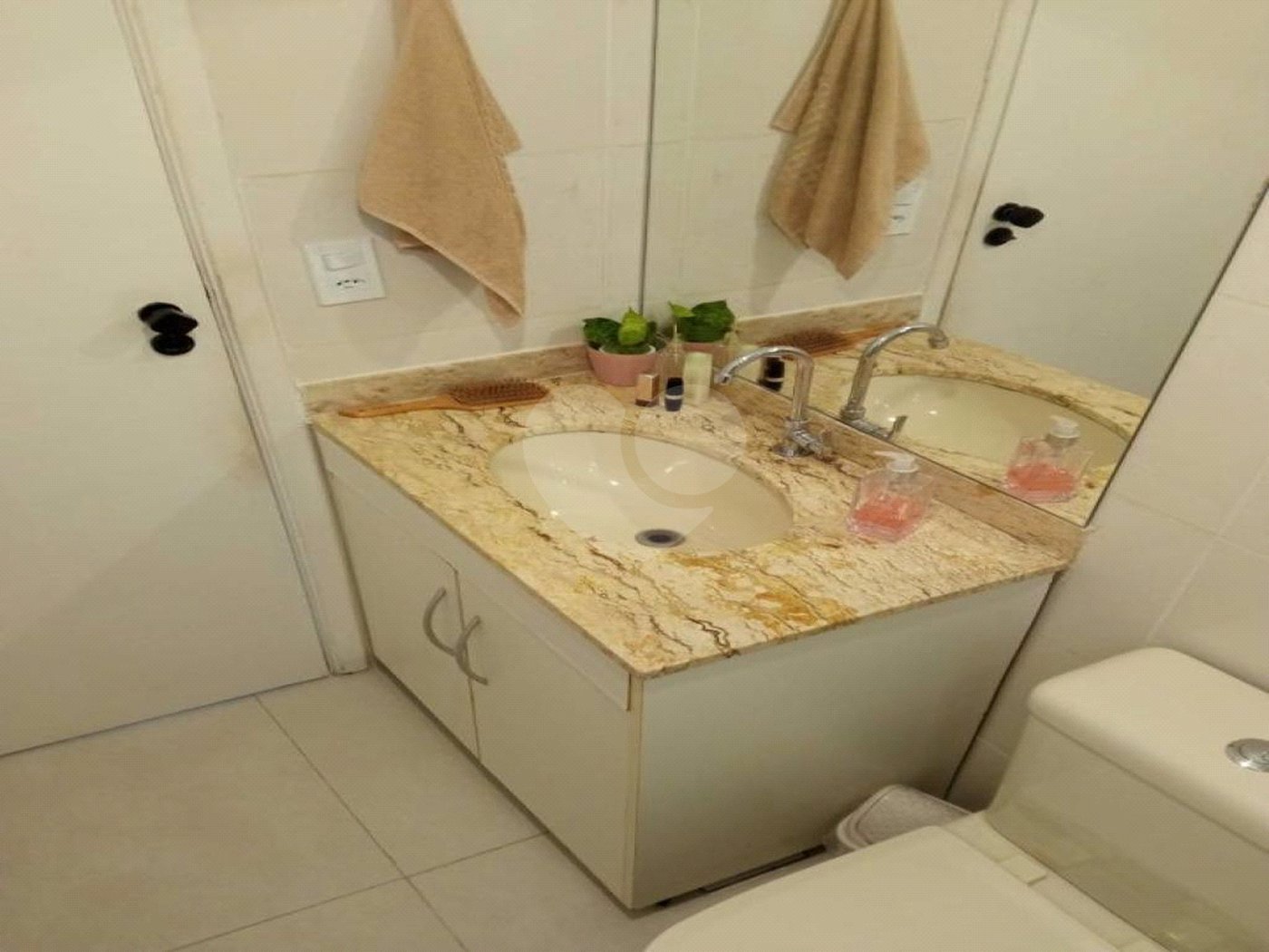 Lindo apartamento, muito bem conservado, com bom espaço interno.