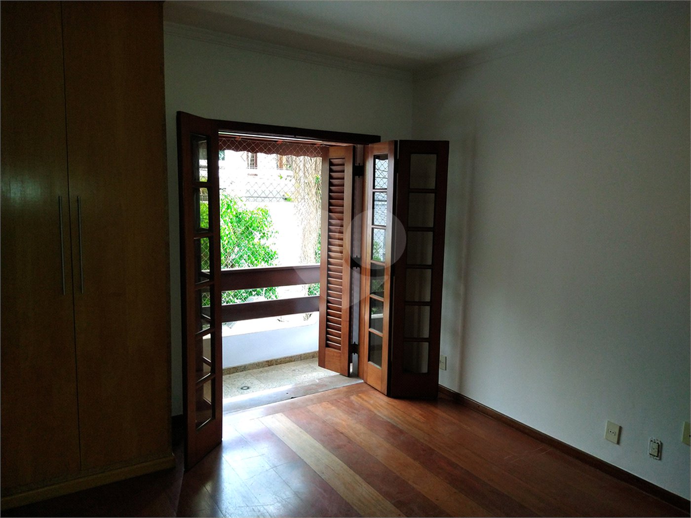 SOBRADO DE 426,0 M² COM 04 SUITES, SALÃO DE FESTAS, 06 VAGAS,06 BANHEIROS E PISCINA PARA LOCAÇÃO OU VENDA NO BARRO BRANCO