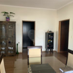 Casa térrea com 3 suítes.