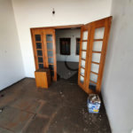 Casa térrea com 5 dormitórios, sendo 2 suítes.