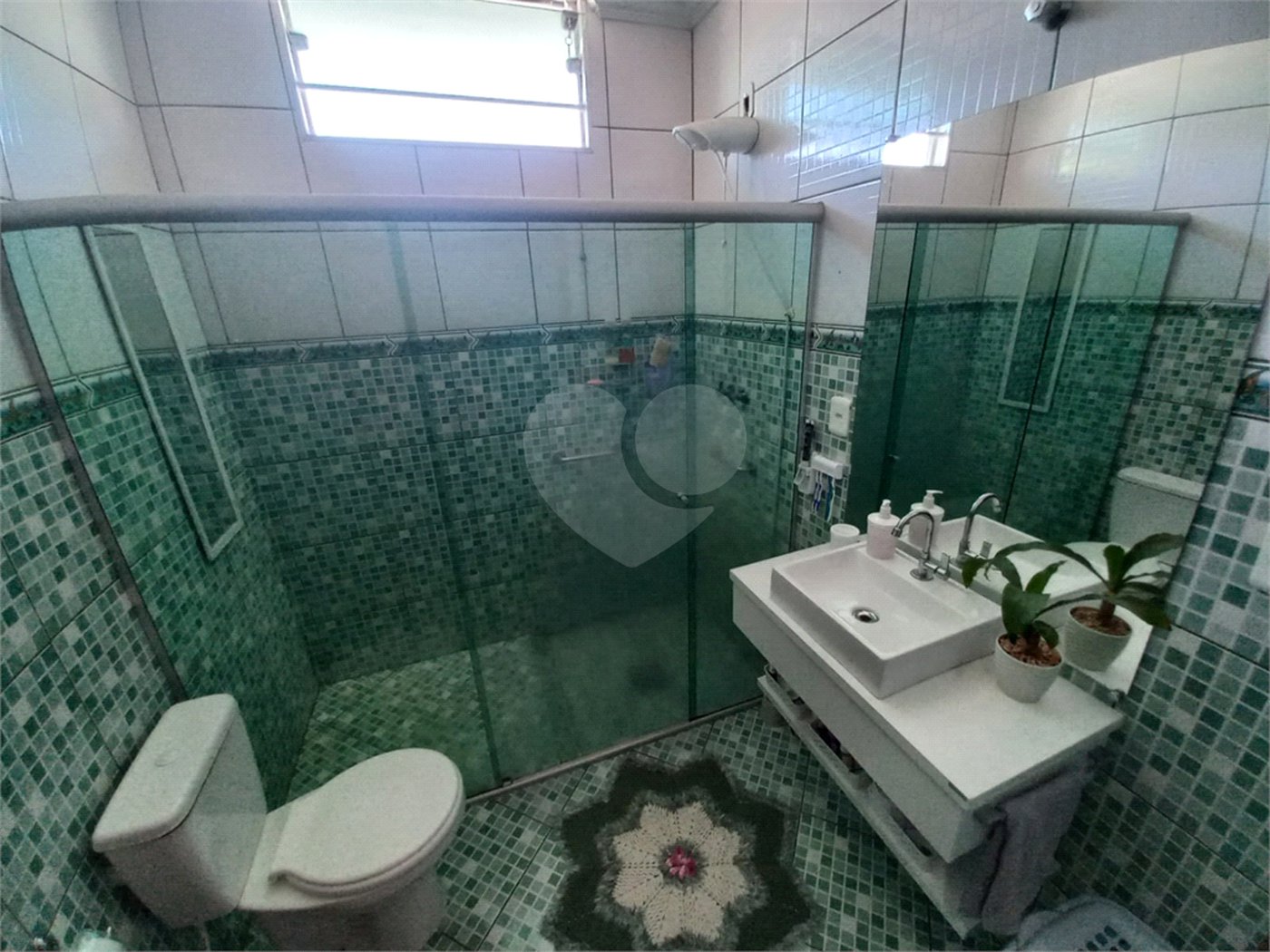 Casa Térrea com 3 dormitórios, sendo 1 suíte.