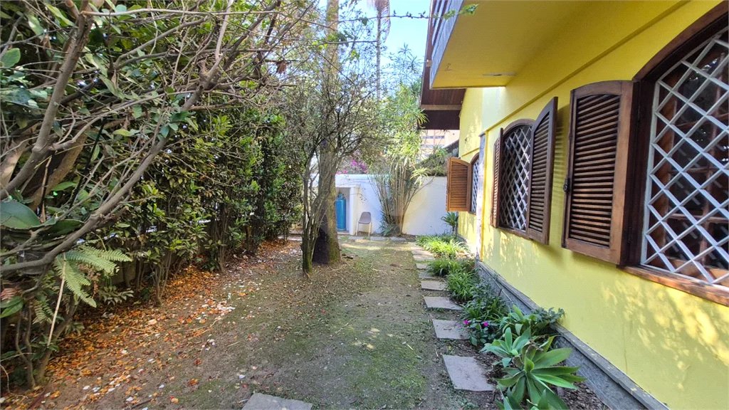 Casa com Piscina, Sauna e Edícula em Rua Arborizada no Tremembé