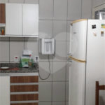 Casa térrea com 3 dormitórios, sendo 1 suíte.