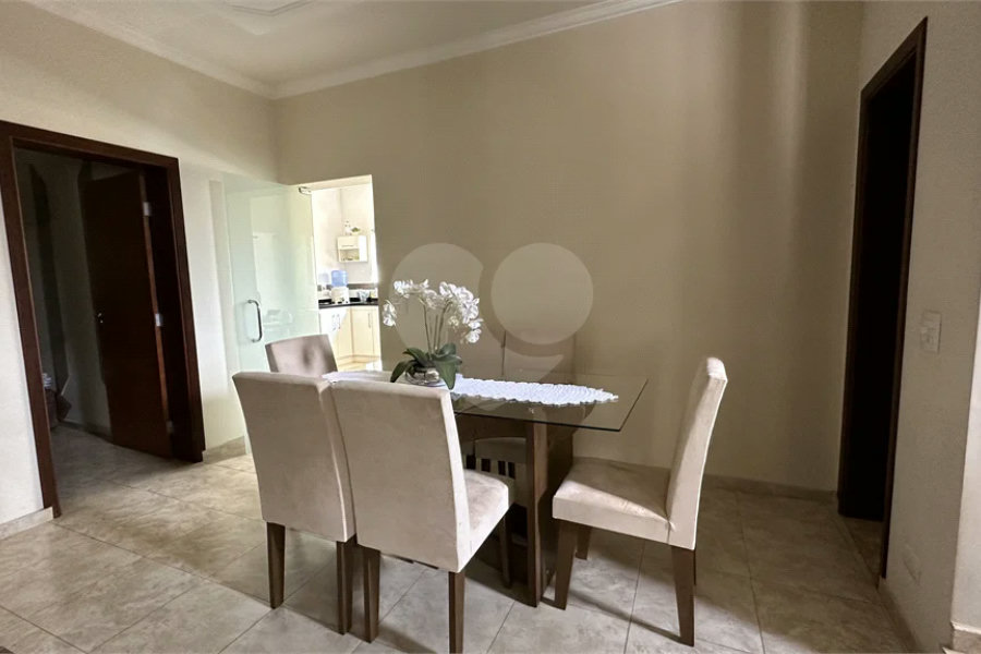 Casa em Condomínio Fechado com 4 suítes e área de lazer completa.