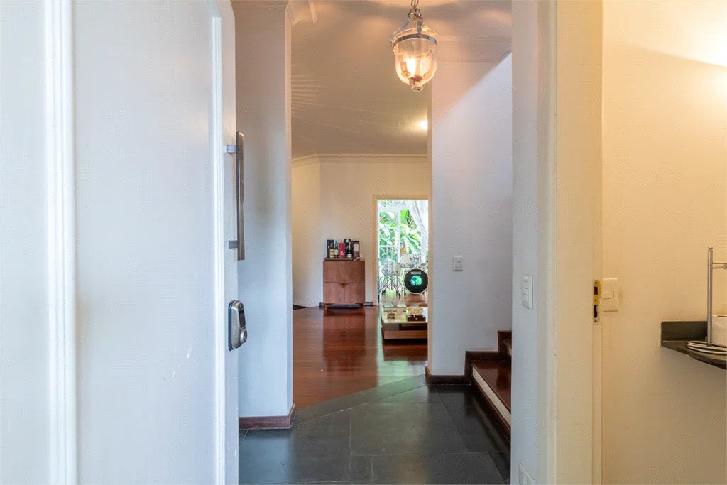 Casa à venda com 4 quartos, sendo 2 suítes, no condomínio Vila das Flores, São Paulo - SP