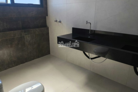 Casa à venda com 5 quartos, sendo 3 suítes, no condomínio Figueira Garden, Atibaia - SP