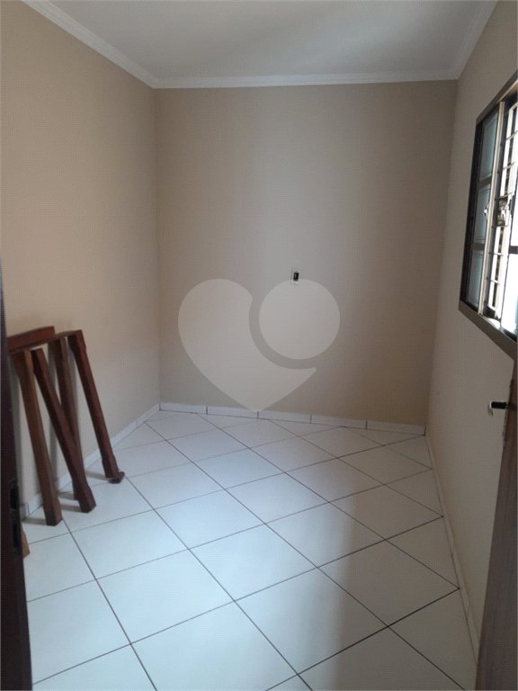 Sobrado á venda, com 03 Dormitórios, em Ibaté.