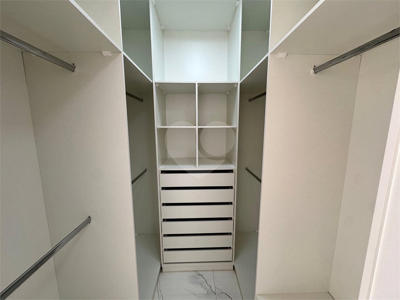 Casa à venda com 5 quartos, sendo 4 suítes, no condomínio Golden Ville, Itapetininga - SP