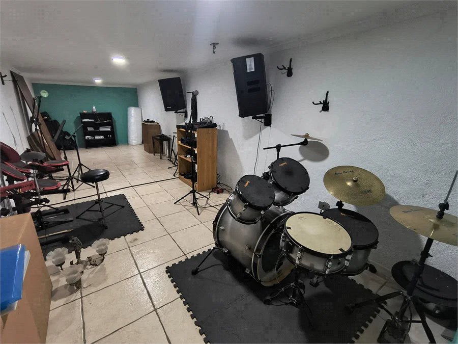 Sobrado à venda amplo, 3 quartos, 1 suíte, 3 vagas com piscina na Vila Indiana próximo à USP