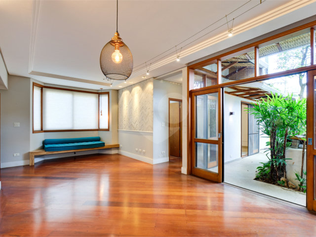 Casa à venda com 4 quartos, sendo 2 suítes,  no condomínio Residencial Granja Julieta, São Paulo - SP
