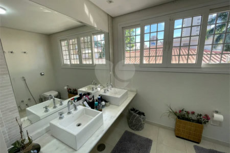 Casa à venda com 4 suítes no condomínio Fechado, São Paulo - SP
