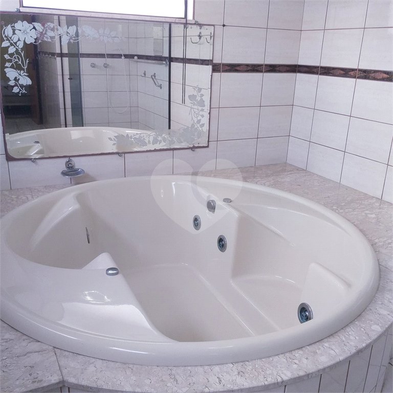 Casa à venda com 4 quartos, sendo 3 suítes, no condomínio Arujá 5, Arujá - SP