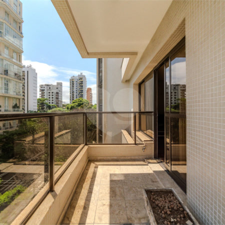Apartamento à venda com 3 suítes em Moema, São Paulo, SP