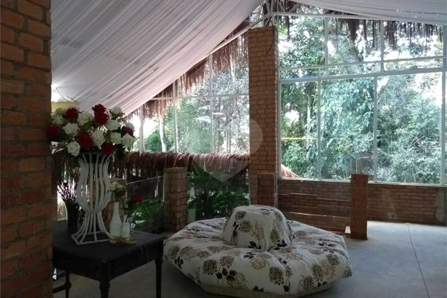 Chácara à venda com 4 quartos, sendo 3 suítes, no Centro, Juquitiba, SP