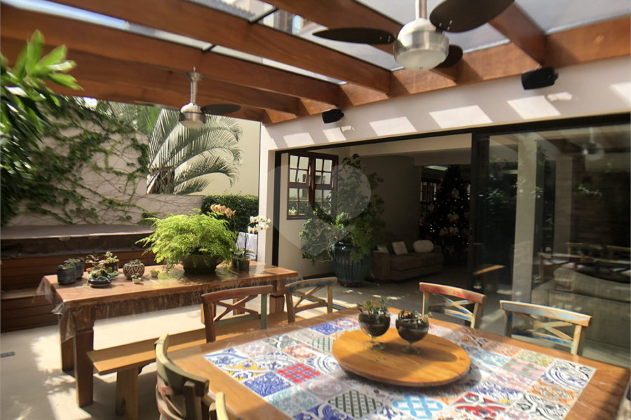 Casa à venda com 4 suítes no condomínio Residencial Floresta, São Paulo - SP
