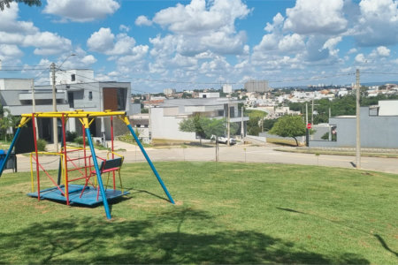 Casa à venda com 3 quartos, sendo 1 suíte, no condomínio Condomíno Helena Maria, Sorocaba - SP