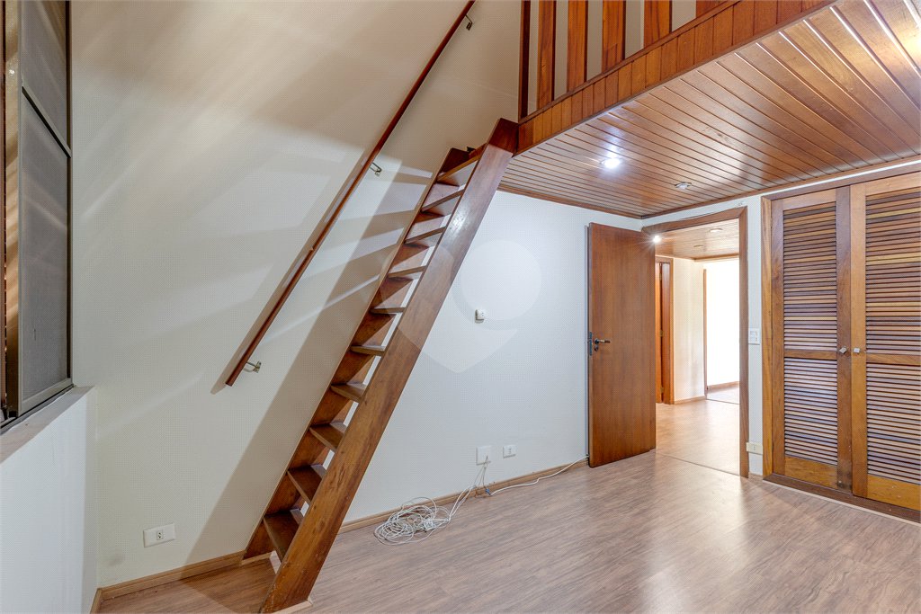Casa à venda com 5 quartos, sendo 3 suítes, no condomínio Granja do Morumbi, São Paulo - SP