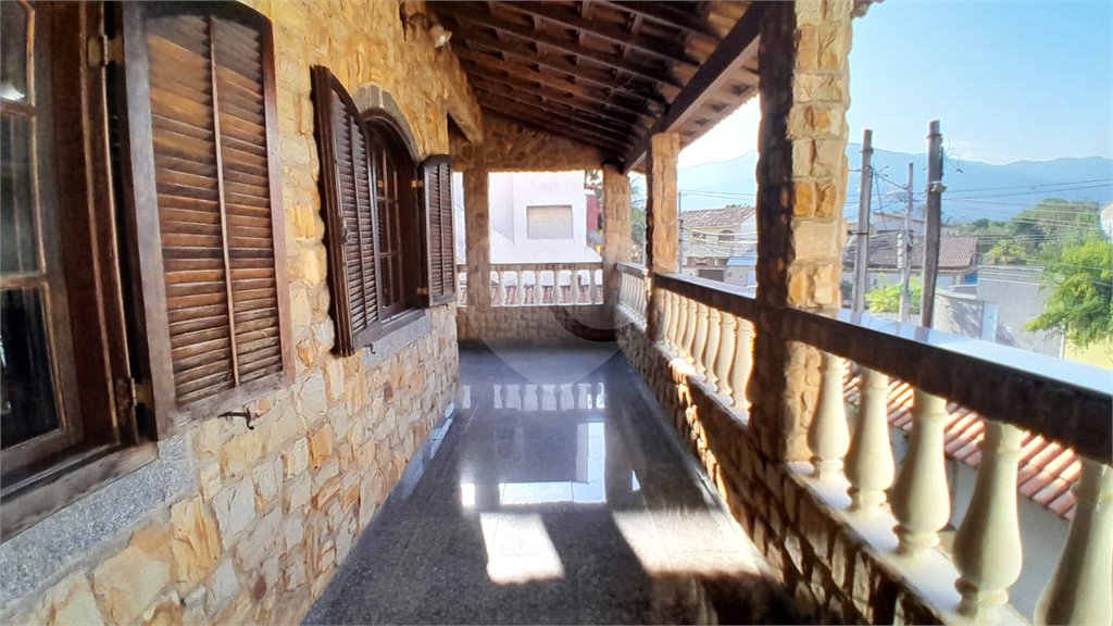 Casa à venda com 4 quartos, sendo 1 suíte, em Bangu, Rio de Janeiro, RJ
