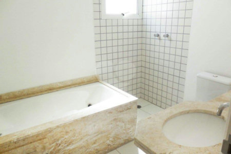 Casa à venda com 4 quartos, sendo 2 suítes, no condomínio Bristol Village, São Paulo - SP