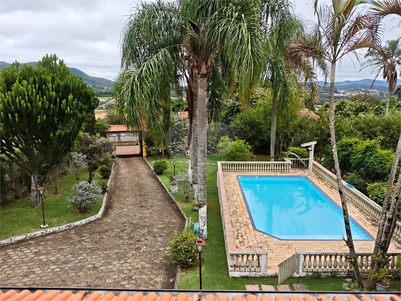 Casa à venda com 4 quartos, sendo 2 suítes,  em Country Residencial Felix, Bom Jesus dos Perdões, SP