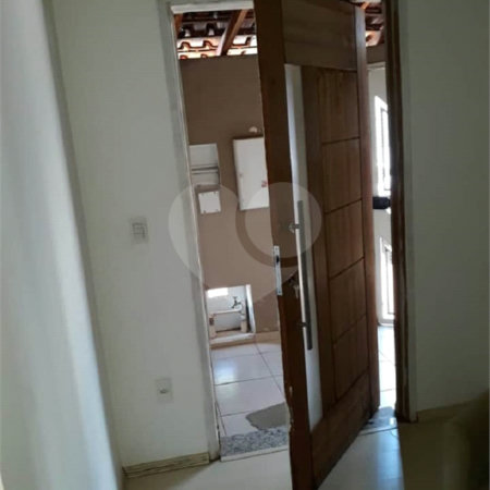 Casa Térrea com dormitórios, sendo 2 suítes.