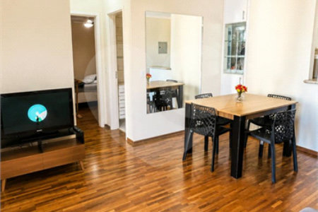 Apartamento á venda no centro com dois dormitórios e sacada.