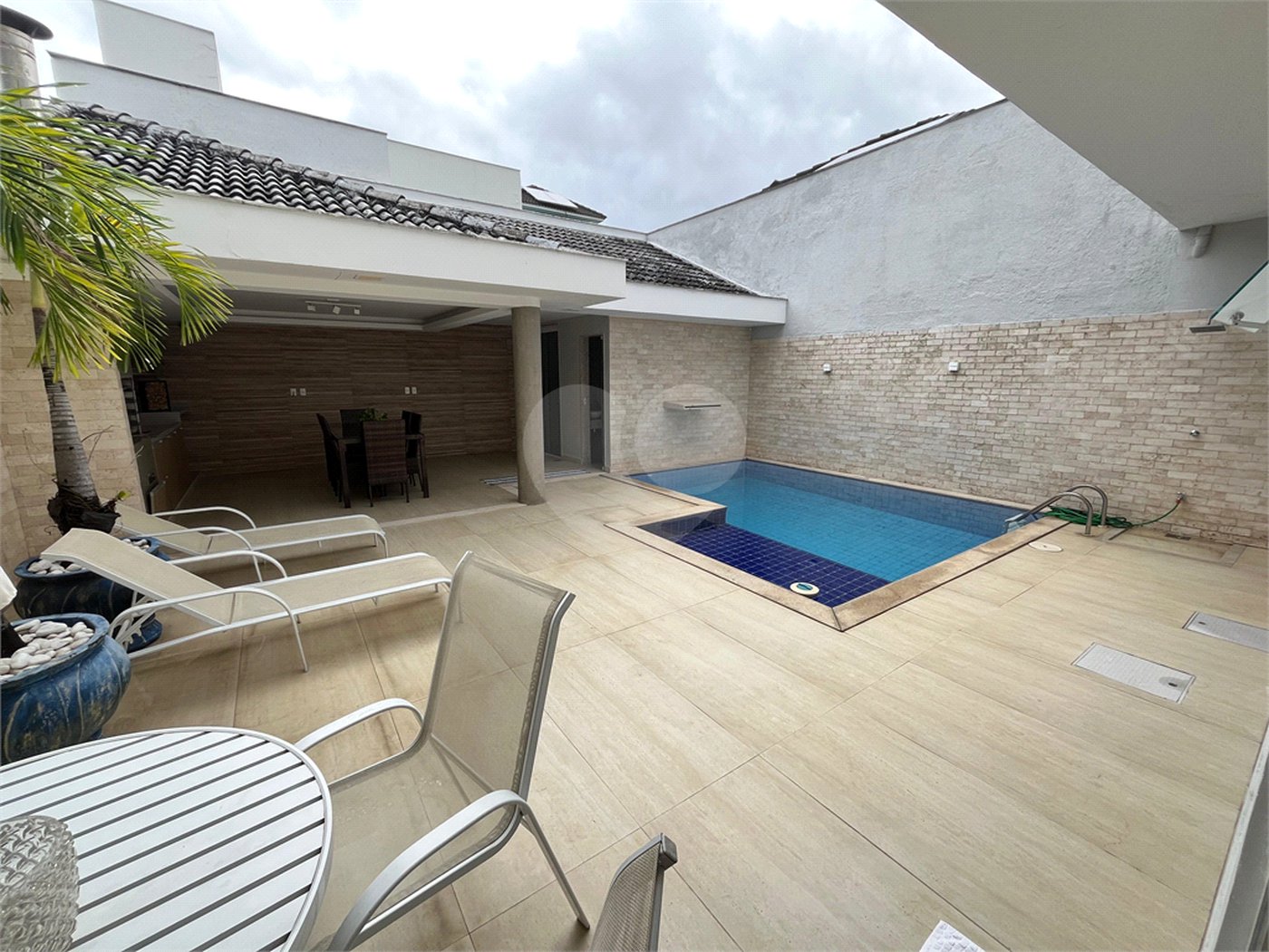 Casa à venda com 3 quartos, sendo 1 suíte, no condomínio Golden Village, Rio de Janeiro - RJ
