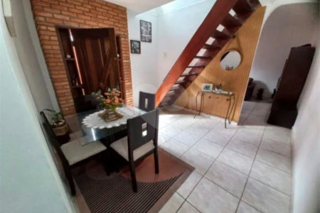 Sobrado à venda com 4 quartos, sendo 1 suíte, em Santo Antônio, Osasco, SP