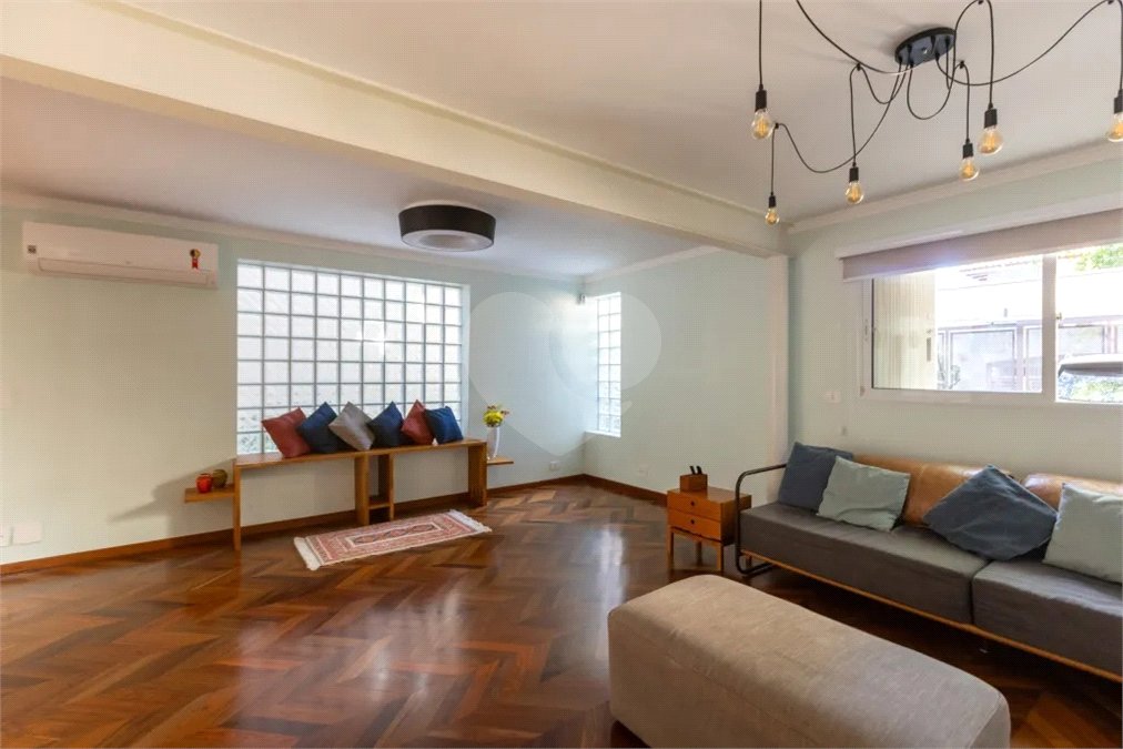 Sobrado à venda com 3 quartos, sendo 2 suítes,  em Jardim Leonor, São Paulo, SP